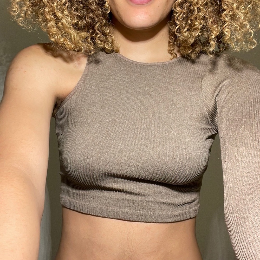 One sleeve crop top
